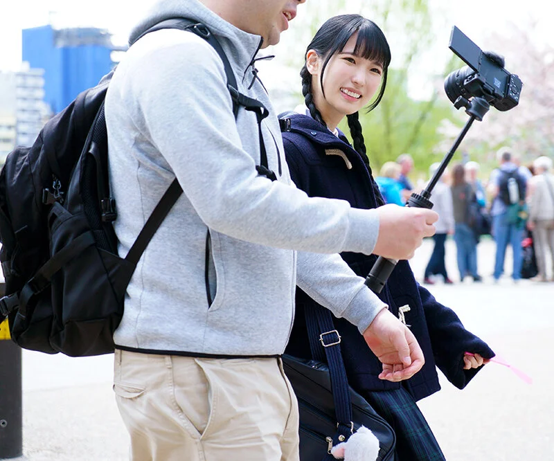 パイパン女子校生たちがモテない中年おじさん達といちゃラブセックス！柊ゆうき、ゆめ莉りか、希咲那奈